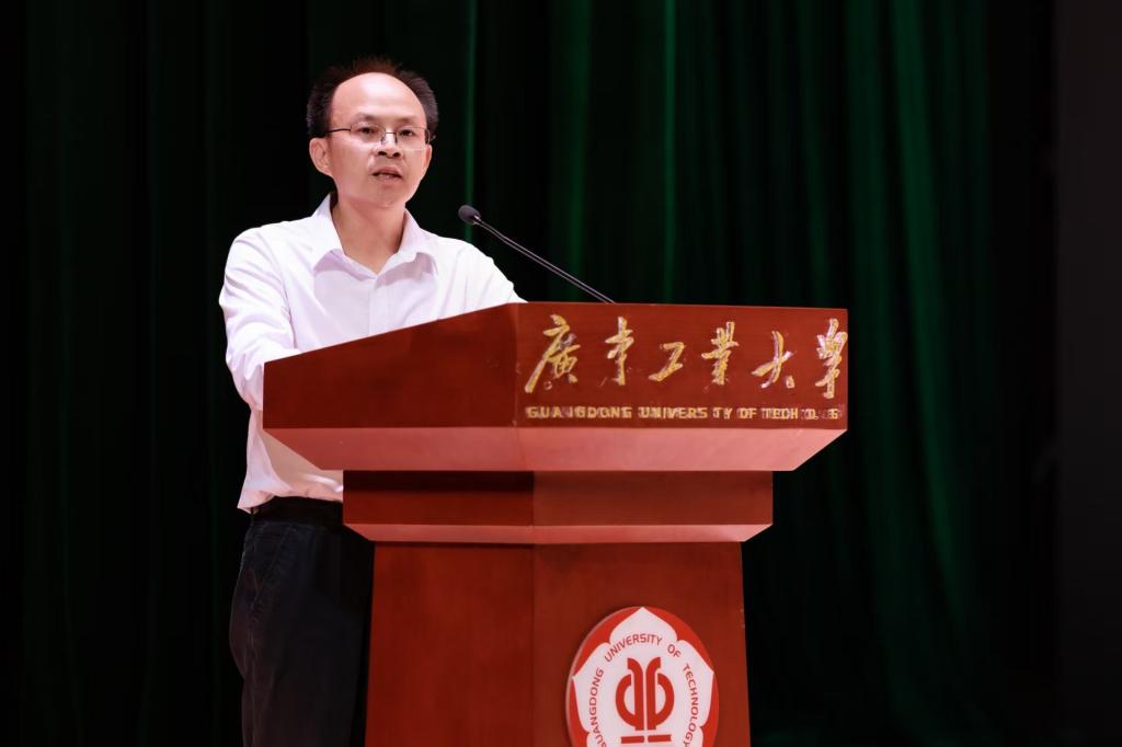 校史馆馆长刘赞